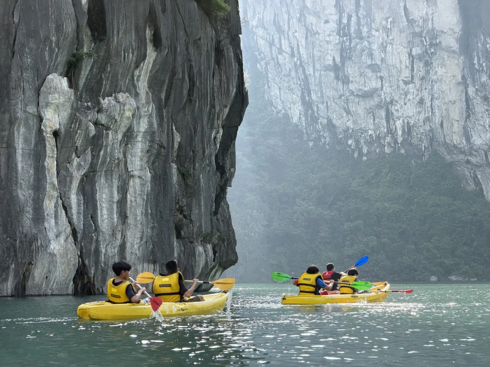Dịp lễ 30.4 - 1.5: Chèo kayak, lách qua hang đá khám phá vịnh Hạ Long