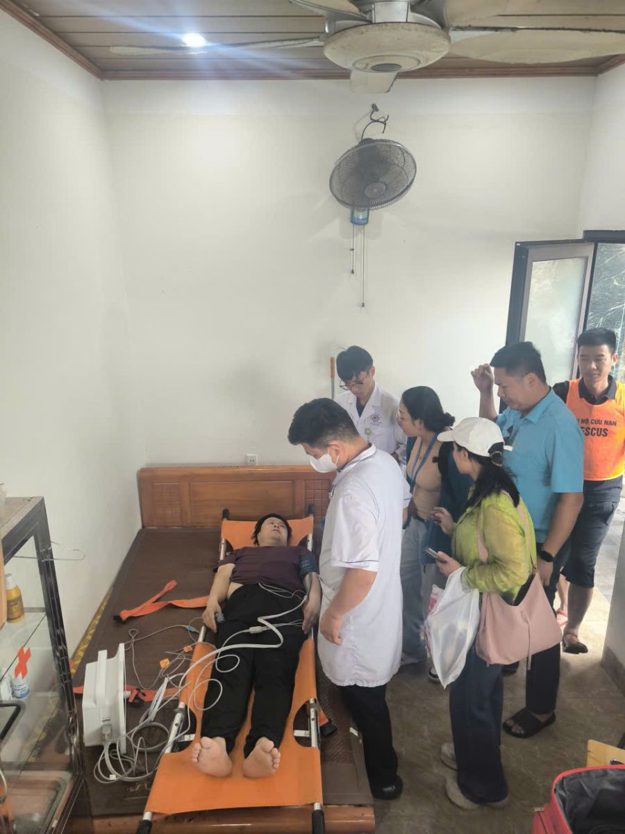 Du khách Trung Quốc gặp sự cố sức khoẻ trong hành trình tham quan đảo Ti Tốp được sơ cứu kịp thời