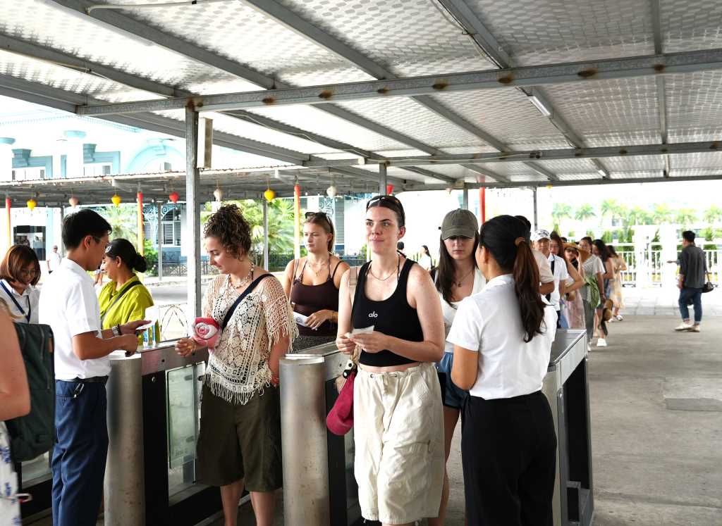 Vịnh Hạ Long đón lượng lớn du khách quốc tế tham quan