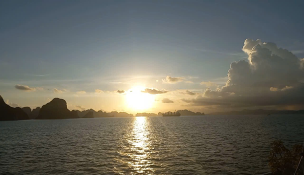 Tháng 4 Hạ Long – sắc vàng nắng mới trên kỳ quan