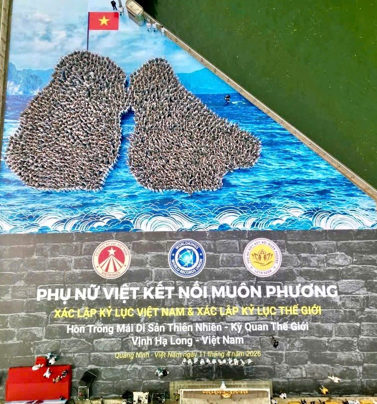 Áo dài Việt Nam tạo thành màn trình diễn kỷ lục bên bờ vịnh Hạ Long