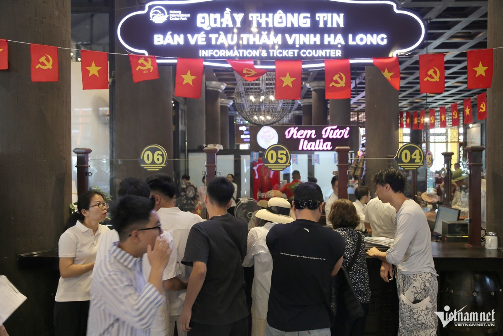 Du khách ùn ùn đổ về vịnh Nha Trang, Hạ Long cũng đông nghẹt ngày đầu nghỉ lễ