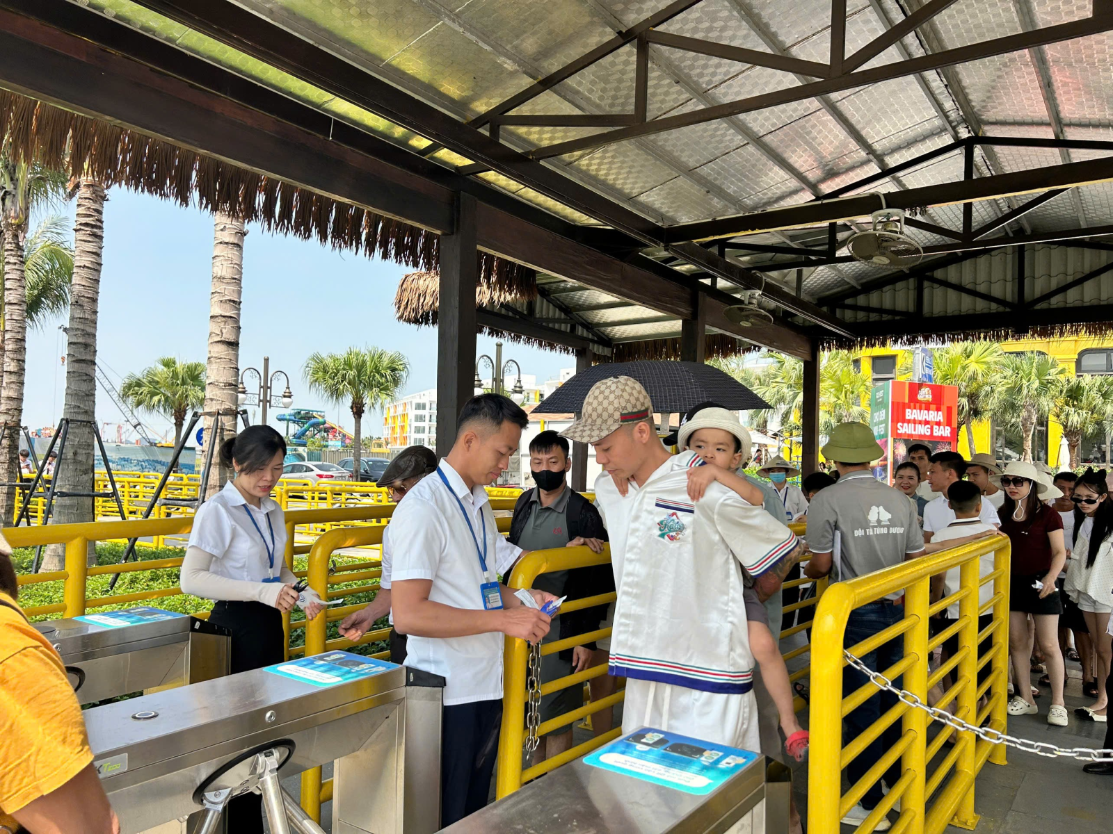 Du khách “đổ về” ngày đầu kỳ nghỉ lễ, vịnh Hạ Long tiếp tục đón lượng khách tăng