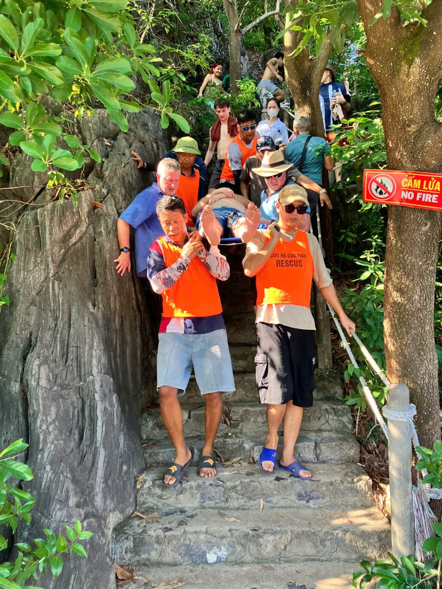 Kịp thời cứu hộ du khách nước ngoài bị say nắng khi tham quan đảo Ti Tốp