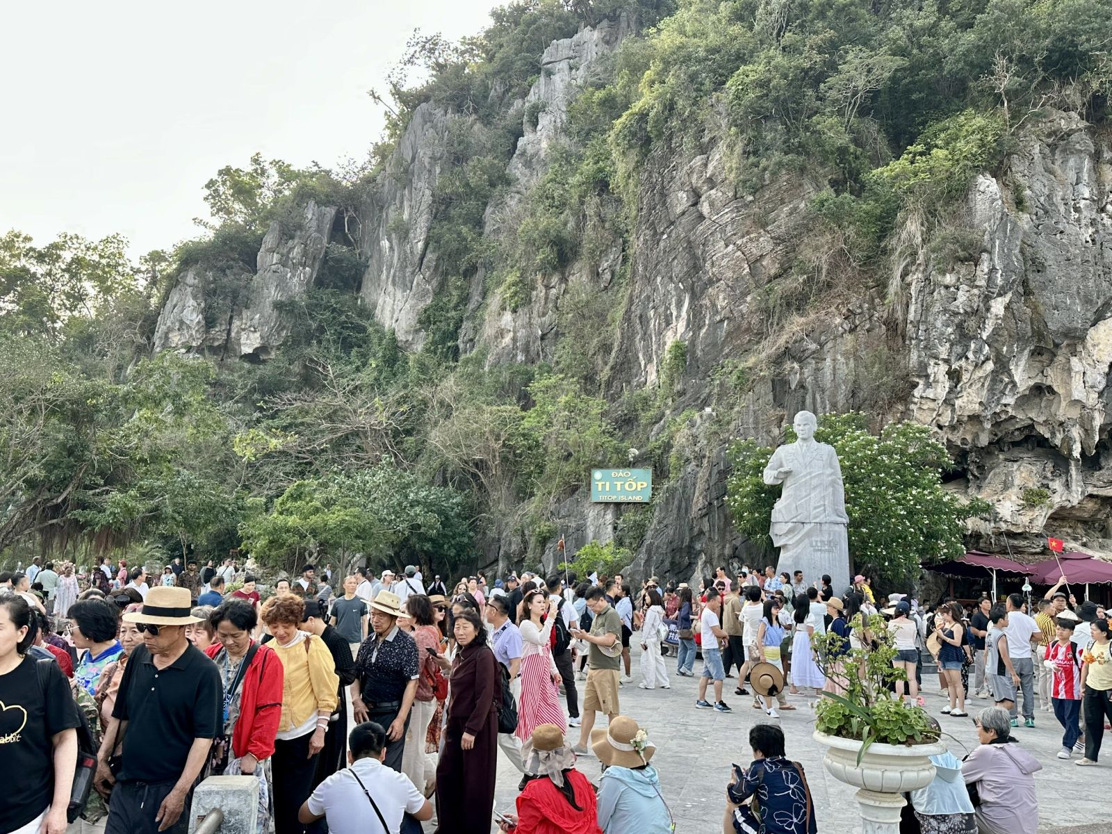 Vịnh Hạ Long đón gần 15.000 lượt khách trong ngày đầu kỳ nghỉ Giỗ Tổ Hùng Vương