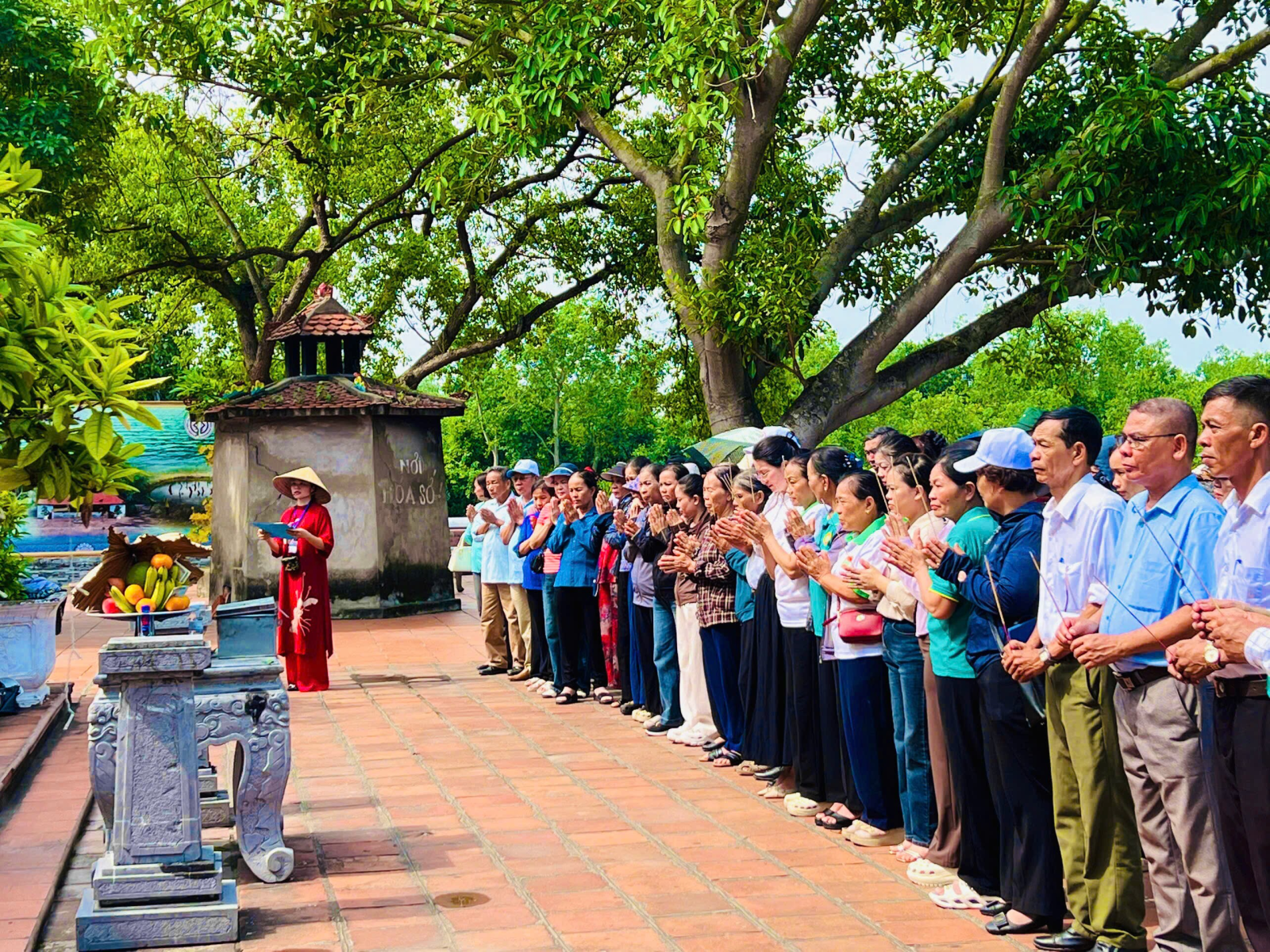 Hành trình về nguồn của lớp bồi dưỡng nông dân sản xuất kinh doanh giỏi tại đền Trần Hưng Đạo và Miếu Vua Bà