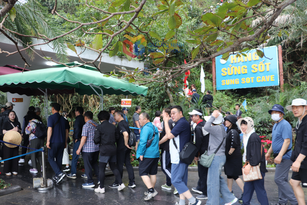 Tăng cường biện pháp an toàn trên vịnh Hạ Long mùa du lịch