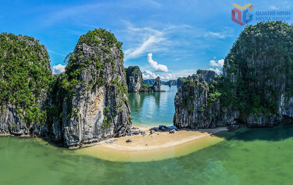 Những "vầng trăng khuyết" giữa kỳ quan vịnh Hạ Long