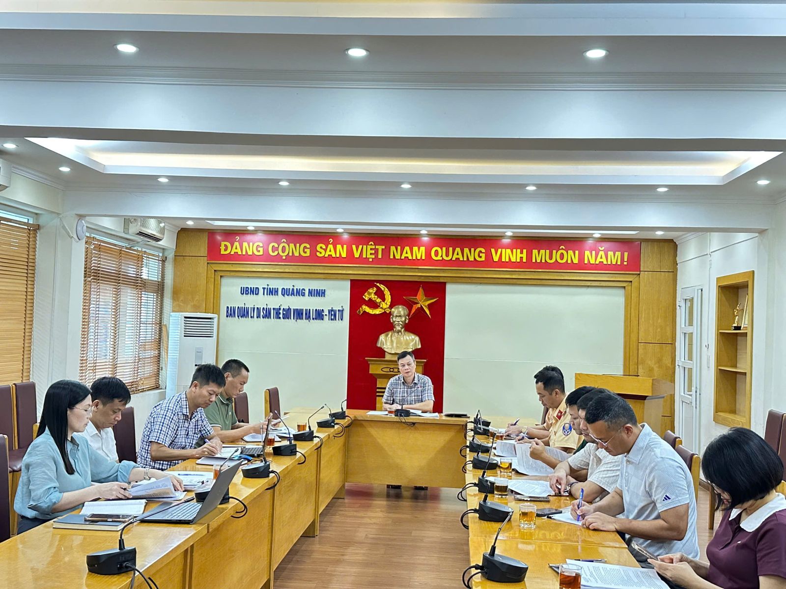 Ra quân xử lý tàu thuyền nghề cá neo đậu sai quy định ven bờ vịnh Hạ Long từ 01/6