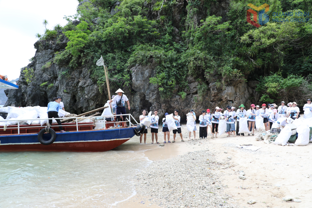 Cho vùng vịnh ta yêu luôn xanh