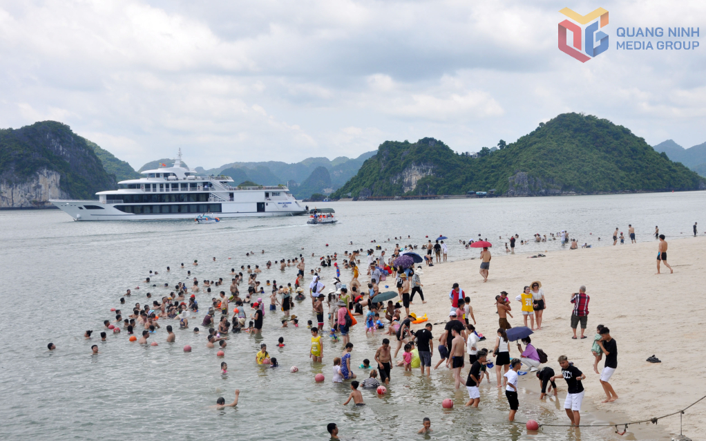 Hè về vui chơi, tắm mát tại đảo Ti-Tốp trên vịnh Hạ Long