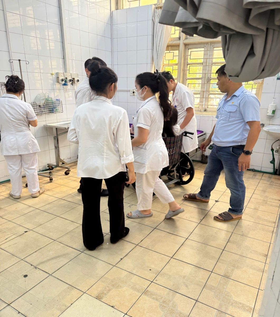 Xuồng chuyển tải va vào phao neo, hành khách đã được cứu hộ kịp thời